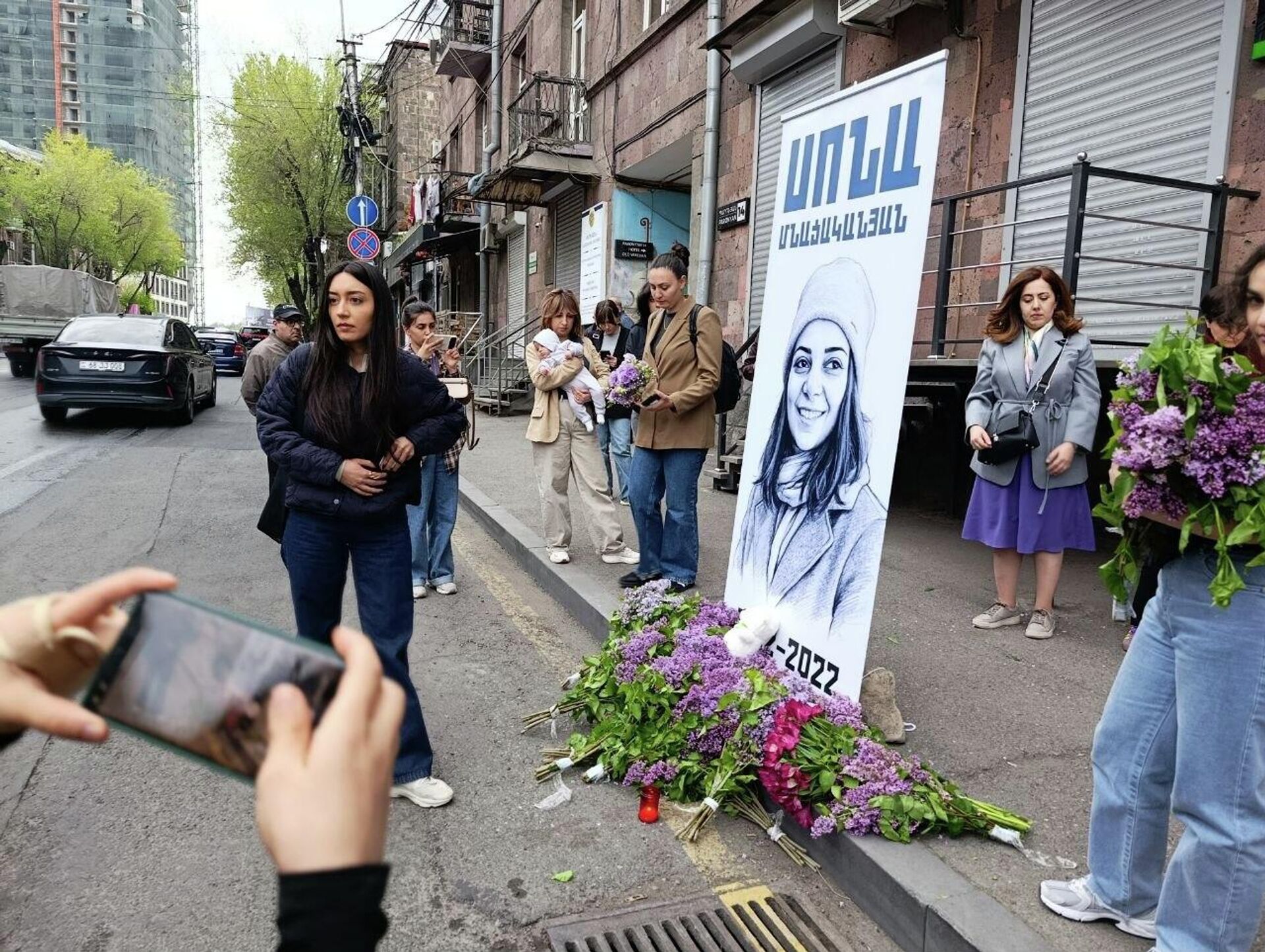 Граждане приносят цветы к месту гибели Соны Мнацаканян на перекрестке улиц Лео - Пароняна (26 апреля 2026). Еревaн - Sputnik Արմենիա, 1920, 26.04.2026