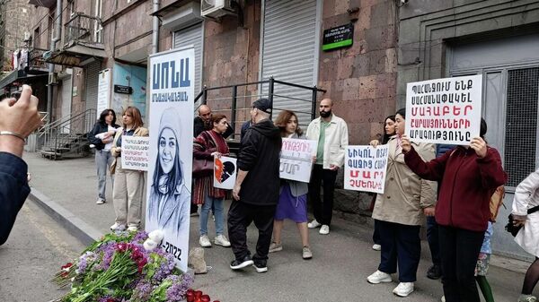 Граждане приносят цветы к месту гибели Соны Мнацаканян на перекрестке улиц Лео - Пароняна (26 апреля 2026). Еревaн - Sputnik Армения