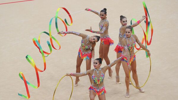 Российские гимнастки выполняют упражнения с лентами и обручами во время финальных групповых соревнований по художественной гимнастике на XXX летних Олимпийских играх (12 августа 2012). Лондон - Sputnik Армения