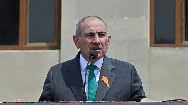 Премьер-министр Никол Пашинян выступает с речью во время Дня пограничника (27 апреля 2026). - Sputnik Армения