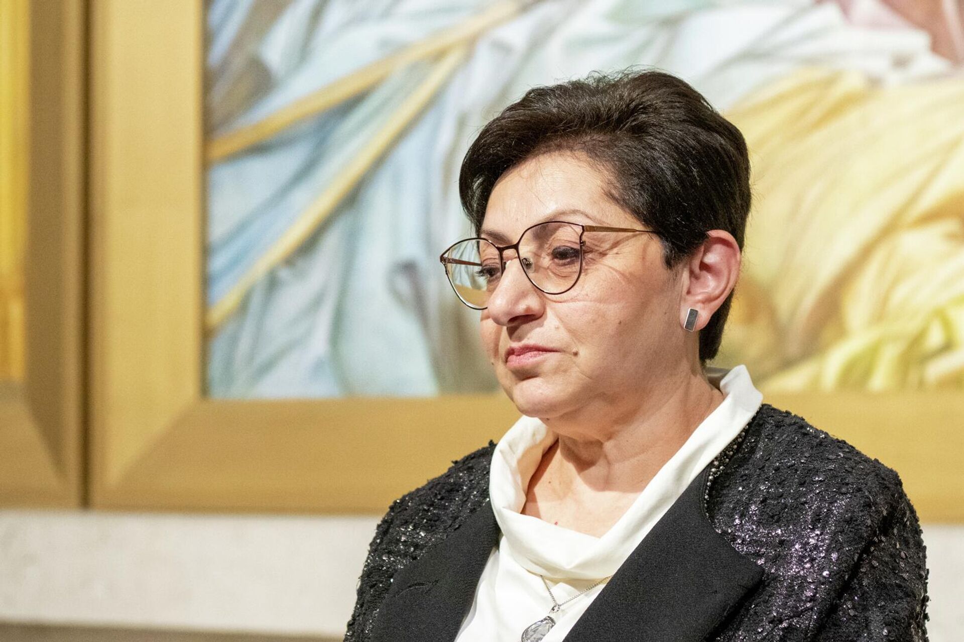 Дочь Григора Ханджяна Седа во время пресс-конференции, посвященной завершению реставрационных работ монументальной трехчастной фрески Григора Ханджяна (27 апреля 2026). Еревaн - Sputnik Армения, 1920, 27.04.2026