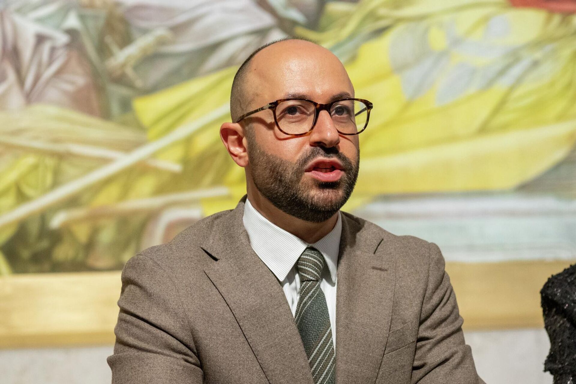 Директор выставочной программы Центра искусств Гафесчян Армен Есаянц во время пресс-конференции, посвященной завершению реставрационных работ монументальной трехчастной фрески Григора Ханджяна (27 апреля 2026). Еревaн - Sputnik Армения, 1920, 27.04.2026