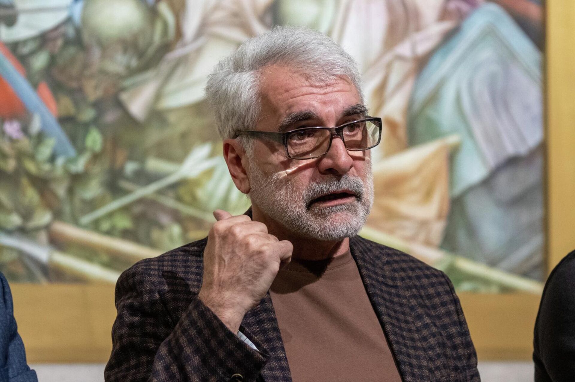 Художник-реставратор, руководителю программы Николай Михайлов во время пресс-конференции, посвященной завершению реставрационных работ монументальной трехчастной фрески Григора Ханджяна (27 апреля 2026). Еревaн - Sputnik Արմենիա, 1920, 27.04.2026