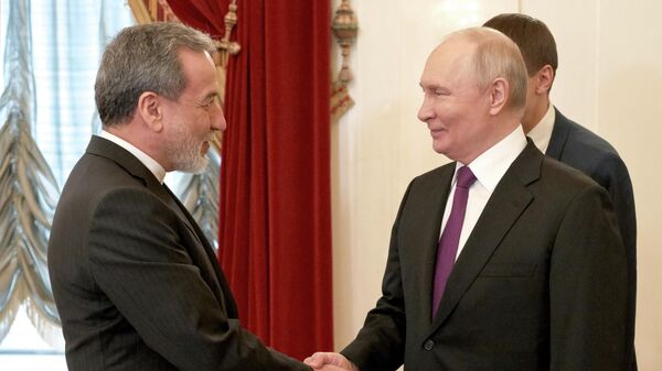 Путин встретился с главой МИД Ирана Аббасом Аракчи (27 апреля 2026). Москва - Sputnik Армения