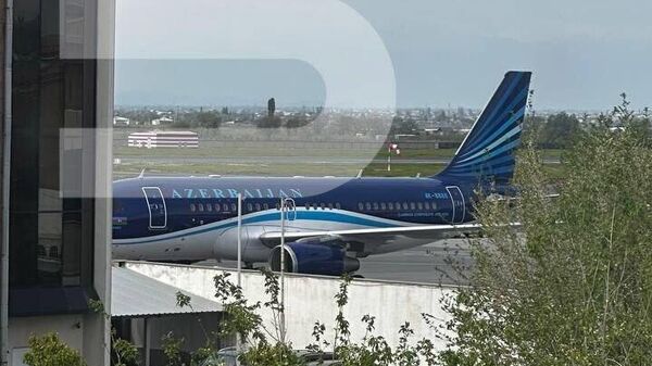 Пятый канал заснял самолет Азербайджанских авиалиний в аэропорту Звартноц - Sputnik Армения