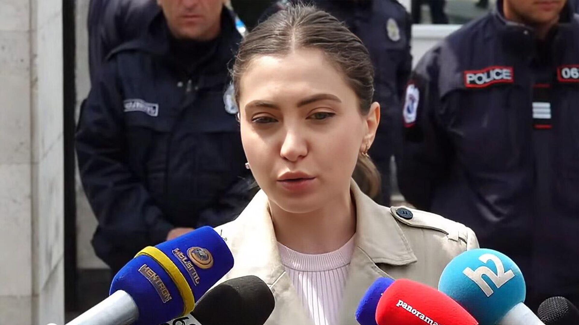 Анна Мкртчян отвечает на вопросы журналистов во время акции протеста у офиса представительства ЕС в Армении (29 апреля 2026). Еревaн - Sputnik Արմենիա, 1920, 29.04.2026