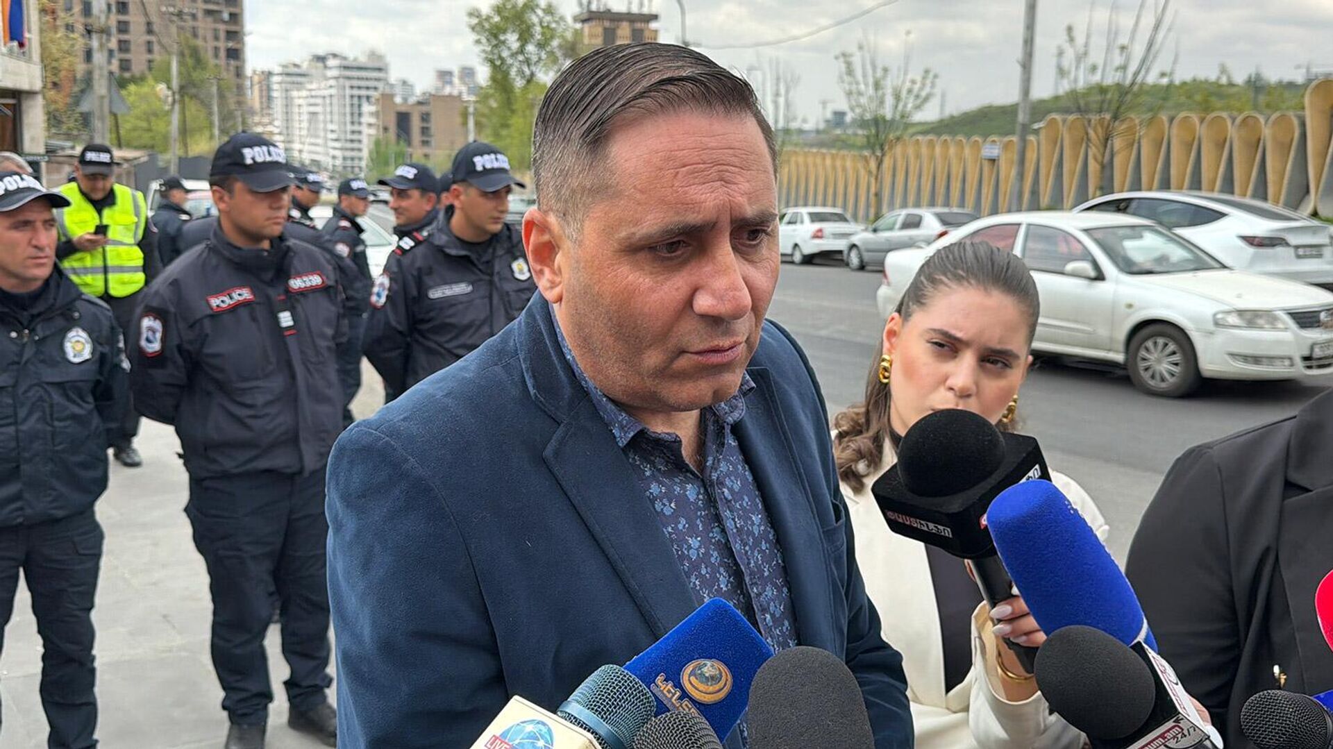 Арман Абовян отвечает на вопросы журналистов во время акции протеста у офиса представительства ЕС в Армении (29 апреля 2026). Еревaн - Sputnik Արմենիա, 1920, 29.04.2026