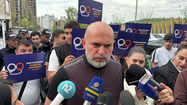 Армен Ашотян отвечает на вопросы журналистов во время акции протеста у офиса представительства ЕС в Армении (29 апреля 2026). Еревaн - Sputnik Армения