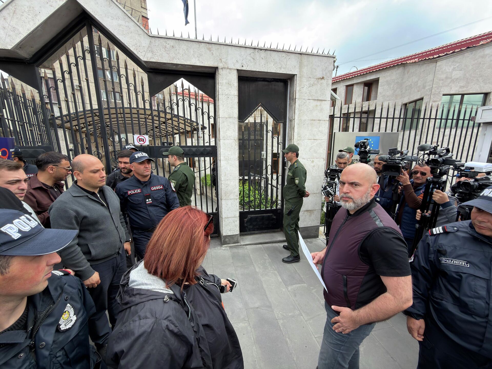 Армен Ашотян передает письмо через офис представительства ЕС в Армении во время акции протеста  (29 апреля 2026). Еревaн - Sputnik Արմենիա, 1920, 29.04.2026