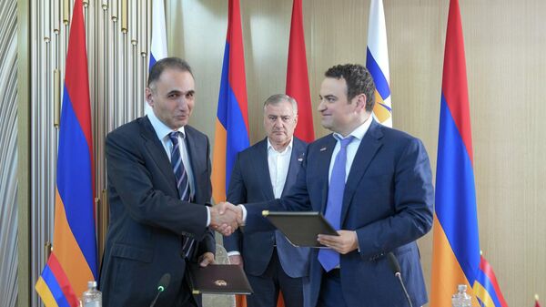 Координатор-представитель альянса Сильная Армения Нарек Карапетян и координатор Национального гражданского союза Айакве Аветик Чалабян подписали меморандум о сотрудничестве (29 апреля 2026). Еревaн - Sputnik Армения