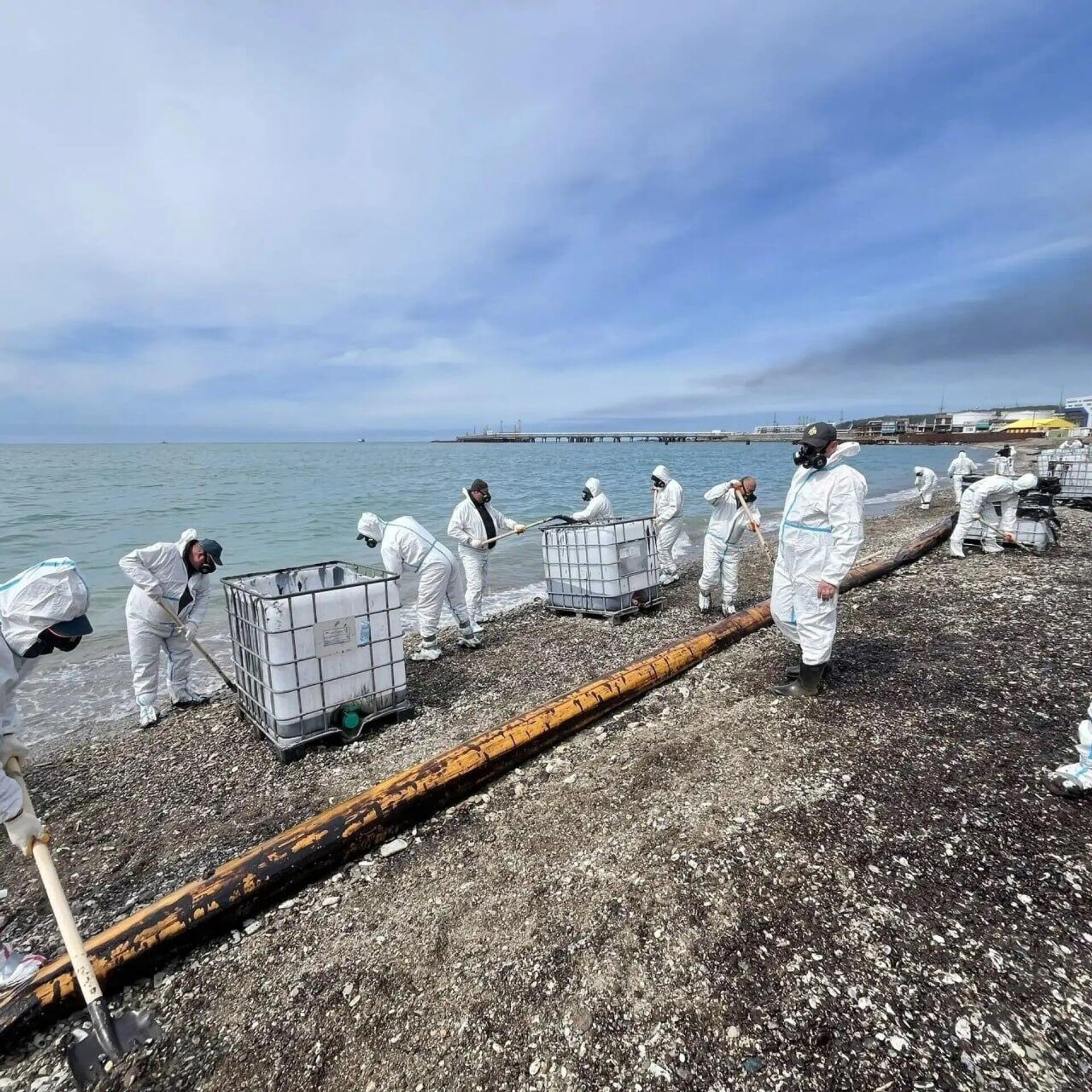 Очистка береговой линии от загрязненного грунта и водомазутной смеси (29 апреля 2026). Туапсе - Sputnik Армения, 1920, 29.04.2026