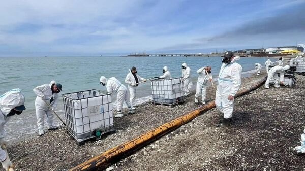 Очистка береговой линии от загрязненного грунта и водомазутной смеси (29 апреля 2026). Туапсе - Sputnik Армения