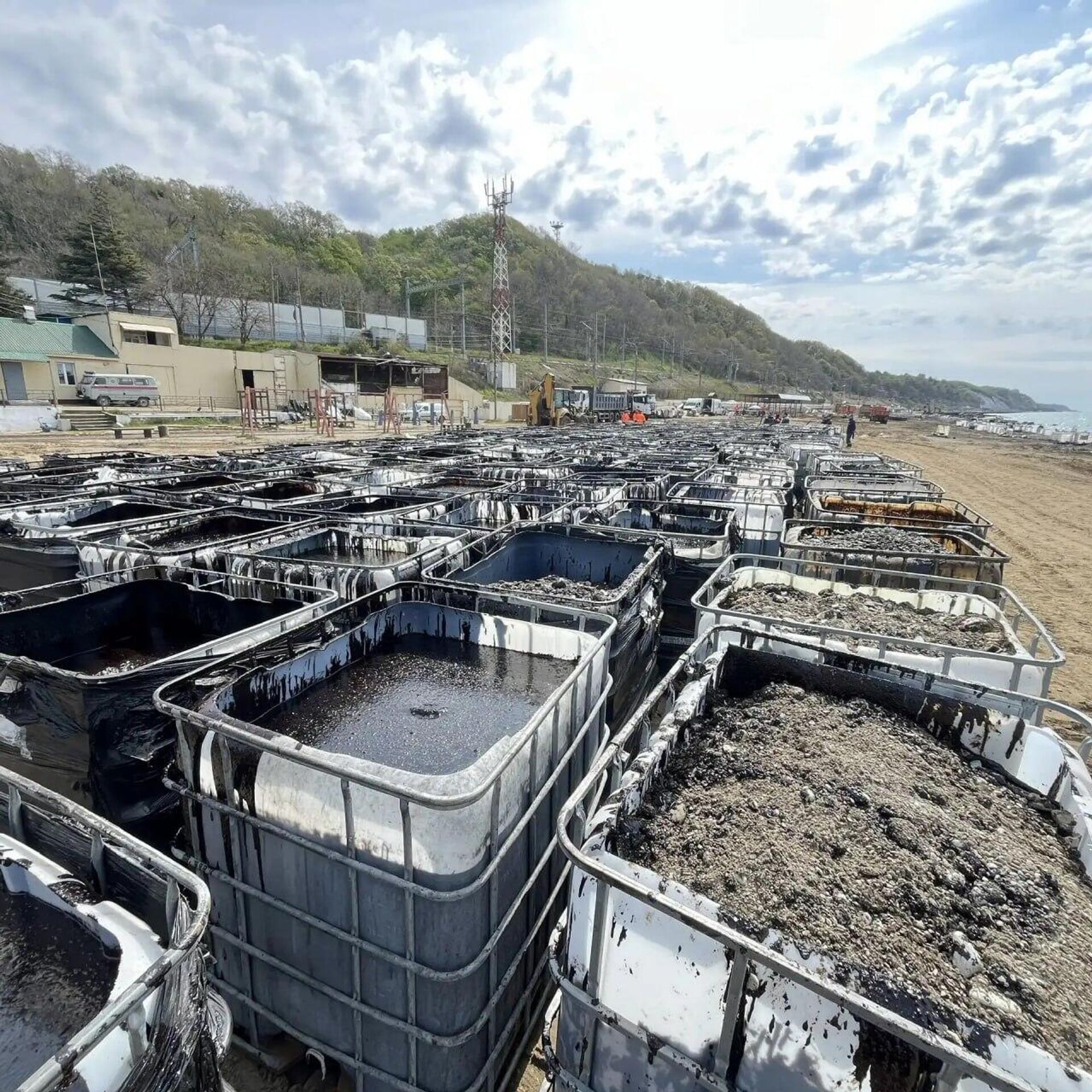 Очистка береговой линии от загрязненного грунта и водомазутной смеси (29 апреля 2026). Туапсе - Sputnik Армения, 1920, 29.04.2026