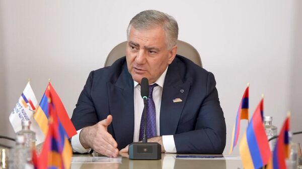 Самвел Карапетян дает интервью телевизионным компаниям (29 апреля 2026). Ереван - Sputnik Армения