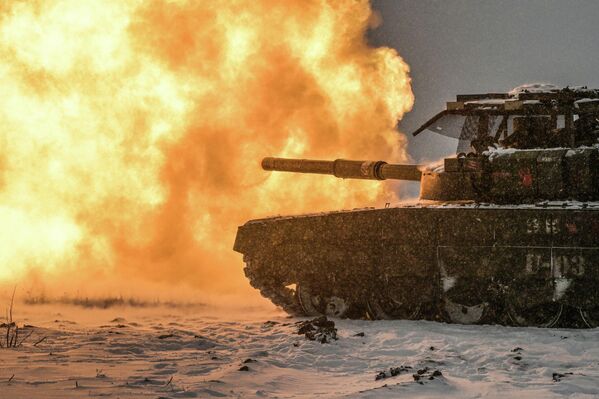 ՌԴ ԶՈւ Տ-72 տանկը Լուգանսկի Ժողովրդական Հանրապետությունում կամավորական կորպուսի մարտական հրաձգության ժամանակ - Sputnik Արմենիա