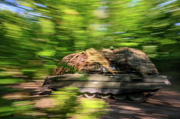 Տ-72 տանկը Դոնեցկի Ժողովրդական Հանրապետության Հյուսիսային ռազմական շրջանի Պոկրովսկի ուղղությամբ գտնվող ուժերի «Կենտրոն» զորախմբի տեղակայման վայրում - Sputnik Արմենիա