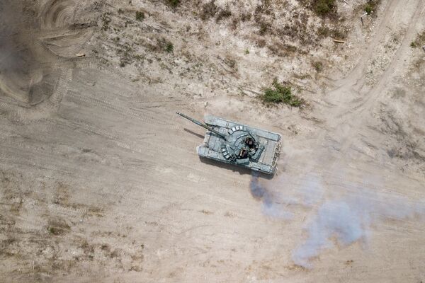 T-72 տանկերի ցուցադրական ելույթները Կրասնոդարի երկրամասի Ռաևսկի զորավարժարանում՝ օդադեսանտային ուժերի օրվան նվիրված տոնական միջոցառումների ժամանակ - Sputnik Արմենիա