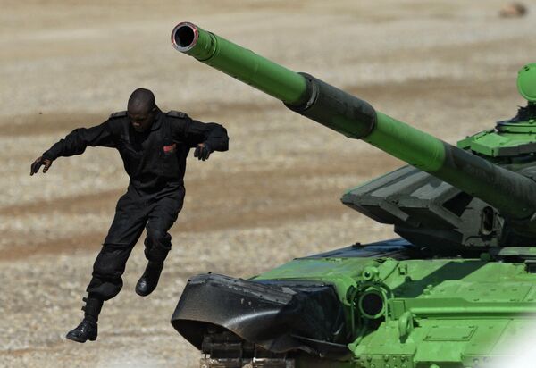 Անգոլայի բանակի զինծառայողը «Ալաբինո» զորավարժարանում «Տանկային բիաթլոն» մրցույթի կիսաեզրափակիչ մրցումների ժամանակ - Sputnik Արմենիա