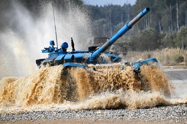 Իրանի թիմի Տ-72Բ3 տանկը Մոսկվայի մարզի «Ալաբինո» զորավարժարանում «Տանկային բիաթլոն-2022» մրցույթի շրջանակներում տանկային անձնակազմերի մրցումների անհատական մրցավազքի ժամանակ - Sputnik Արմենիա