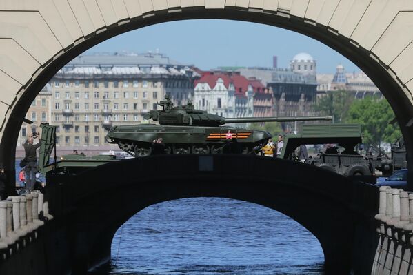 Տ-72Բ3 տանկերը Սանկտ Պետերբուրգի Դվորցովայա հրապարակում՝Հայրենական մեծ պատերազմում հաղթանակի 71-րդ տարեդարձին նվիրված զորահանդեսի գլխավոր փորձի ժամանակ - Sputnik Արմենիա