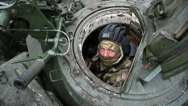 ՌԴ ԶՈւ զինծառայողը Հարավային ռազմական օկրուգի Կրասնոդարի երկրամասի ուսումնական կենտրոնի վարժական հրապարակում Տ-72Բ3 տանկերի ուսումնական կրակոցների մեկնարկից առաջ - Sputnik Արմենիա