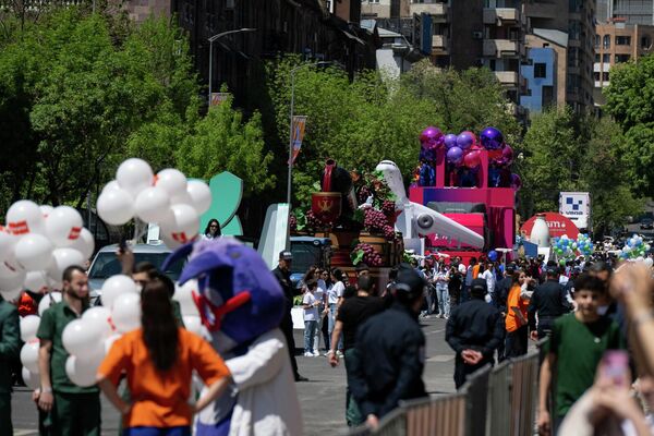 Տարբեր ընկերությունների թեմատիկ ձևավորումներով մեքենաները` Հանրապետության հրապարակում։ - Sputnik Արմենիա