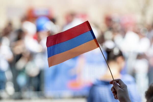 Քաղաքացիները ծածանում են հայկական եռագույնը - Sputnik Արմենիա