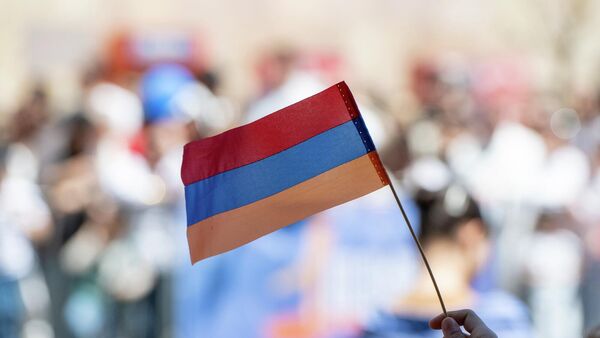 Горожане размахивают армянским триколором во время празднования Первого мая (1 мая 2026). Еревaн - Sputnik Արմենիա