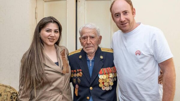 Российские дипломаты совместно с представителями Фонда Наследие и Прогресс поздравили ветерана ВОВ Вароса Амаяковича Аветисяна с 81-й годовщиной Великой Победы (2 мая 2026). Еревaн - Sputnik Армения