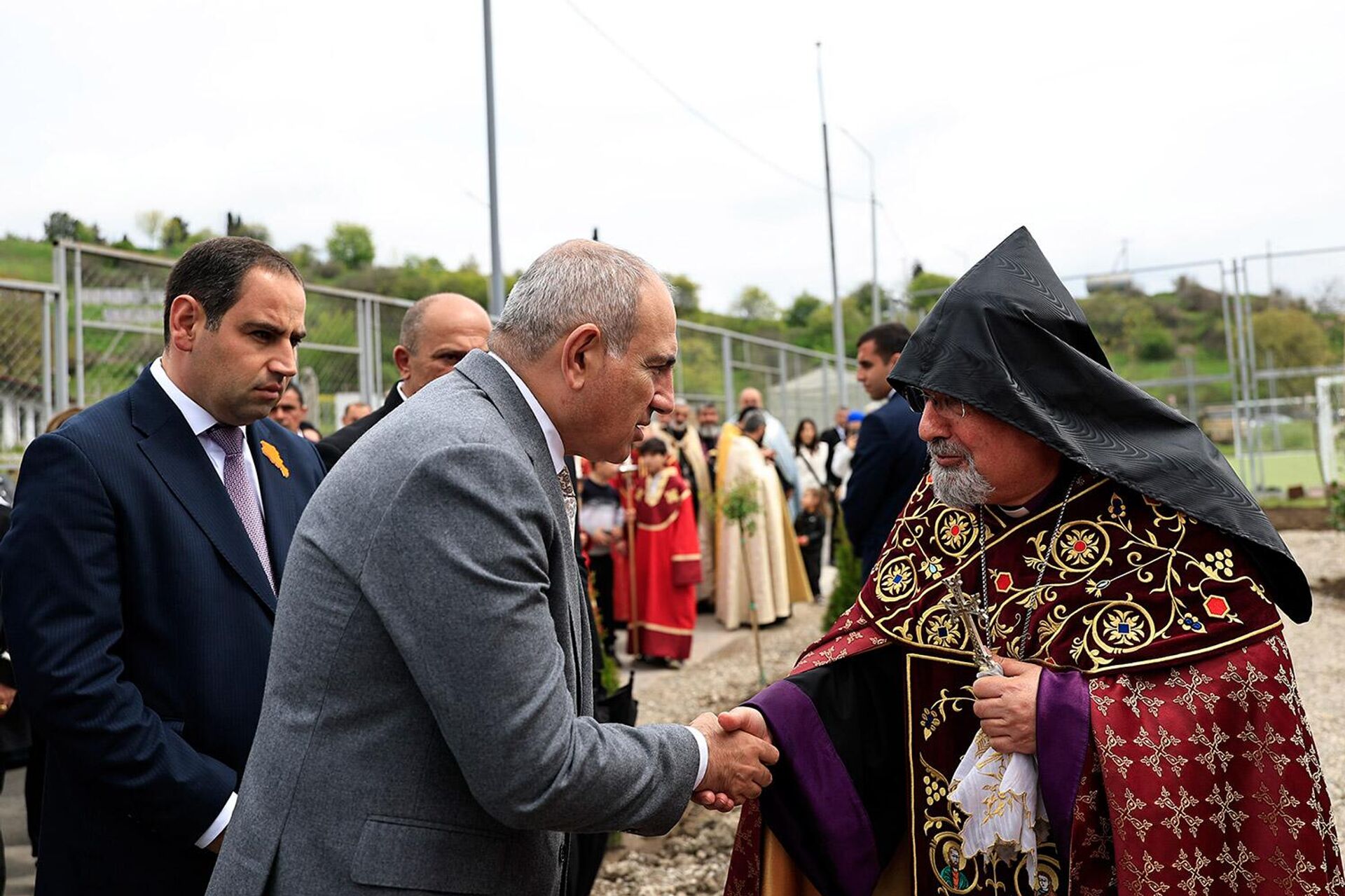 Архиепископ Айказун Наджарян благодарит за участие премьер-министра Никола Пашиняна за участие в церемонии освящение восстановленной церкви Святой Троицы (2 мая 2026). Киранц - Sputnik Արմենիա, 1920, 03.05.2026