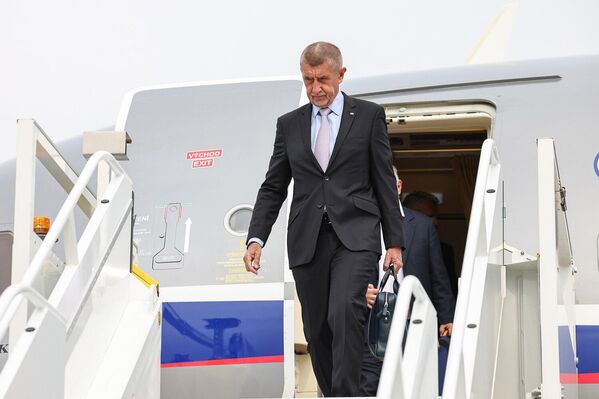 Премьер-министр Чехии Андрей Бабиш на трапе самолета, приземлившегося в Ереване - Sputnik Армения