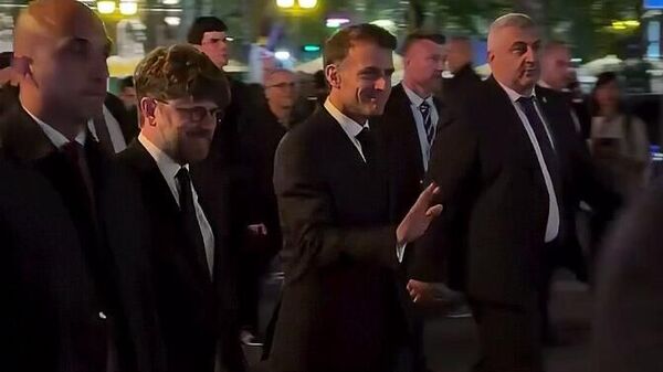 Президент Франции Эммануэль Макрон на площади Республики (3 мая 2026). Еревaн - Sputnik Армения