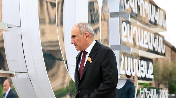 Премьер-министр Никол Пашинян у инсталяции 8-го саммита Европейского политического сообщества на площади Республики (3 мая 2026). Еревaн - Sputnik Армения