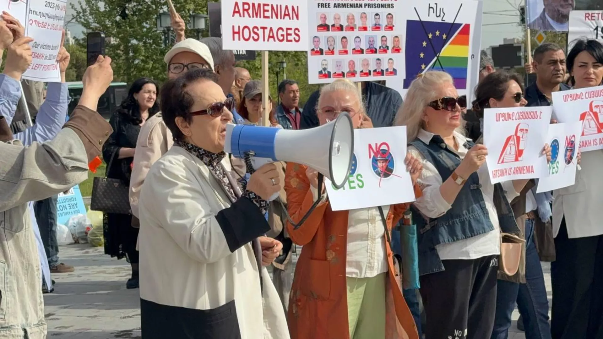 Лариса Алавердян во время акции протеста на улице Алабян (4 мая 2026). Еревaн - Sputnik Армения, 1920, 04.05.2026