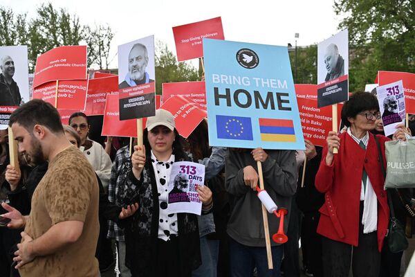 Участники шествия оппозиционной фракции &quot;Армения&quot; проводят акцию протеста у Спортивно-концертного комплекса им. Демирчяна (4 мая 2026). Еревaн - Sputnik Армения