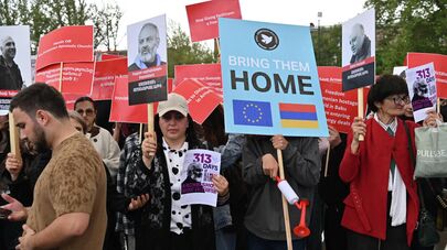 Участники шествия оппозиционной фракции "Армения" проводят акцию протеста у Спортивно-концерного комплекса им. Демирчяна (4 мая 2026). Еревaн