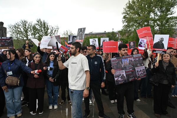 Участники шествия оппозиционной фракции &quot;Армения&quot; проводят акцию протеста у Спортивно-концертного комплекса им. Демирчяна (4 мая 2026). Еревaн - Sputnik Армения