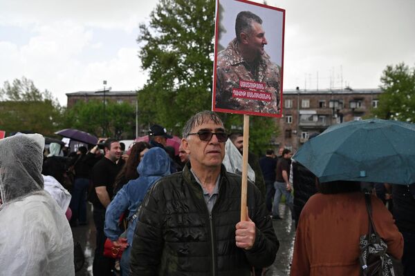 Участники шествия оппозиционной фракции &quot;Армения&quot; проводят акцию протеста у Спортивно-концертного комплекса им. Демирчяна (4 мая 2026). Еревaн - Sputnik Армения