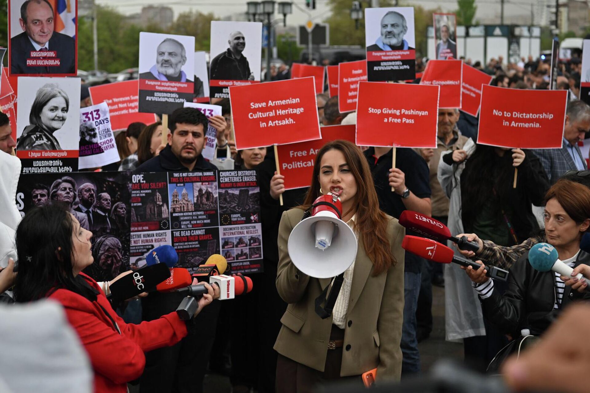 Участники шествия оппозиционной фракции Армения проводят акцию протеста у Спортивно-концерного комплекса им. Демирчяна (4 мая 2026). Еревaн - Sputnik Армения, 1920, 04.05.2026