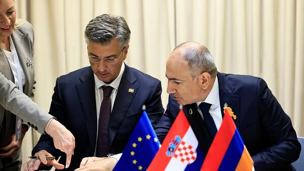 Премьер-министры Армении и Хорватии Никол Пашинян и Андрей Пленкович подписали Совместную декларацию о стратегическом диалоге между Арменией и Хорватией (4 мая 2026). Еревaн - Sputnik Армения