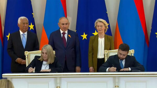 Замминистра МИД Ваан Костанян и Адриен Кирелли подписывают Партнерство по взаимосвязанности (Connectivity Partnership) между Арменией и Европейским союзом (5 мая 2026). Еревaн - Sputnik Արմենիա