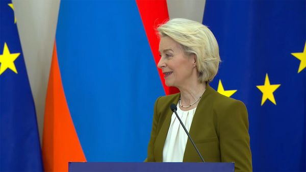 Президент Европейской комиссии Урсула фон дер Ляйен во время совместной пресс-конференции с президентом Европейского совета и премьер-министром Армении (5 мая 2026). Еревaн - Sputnik Армения