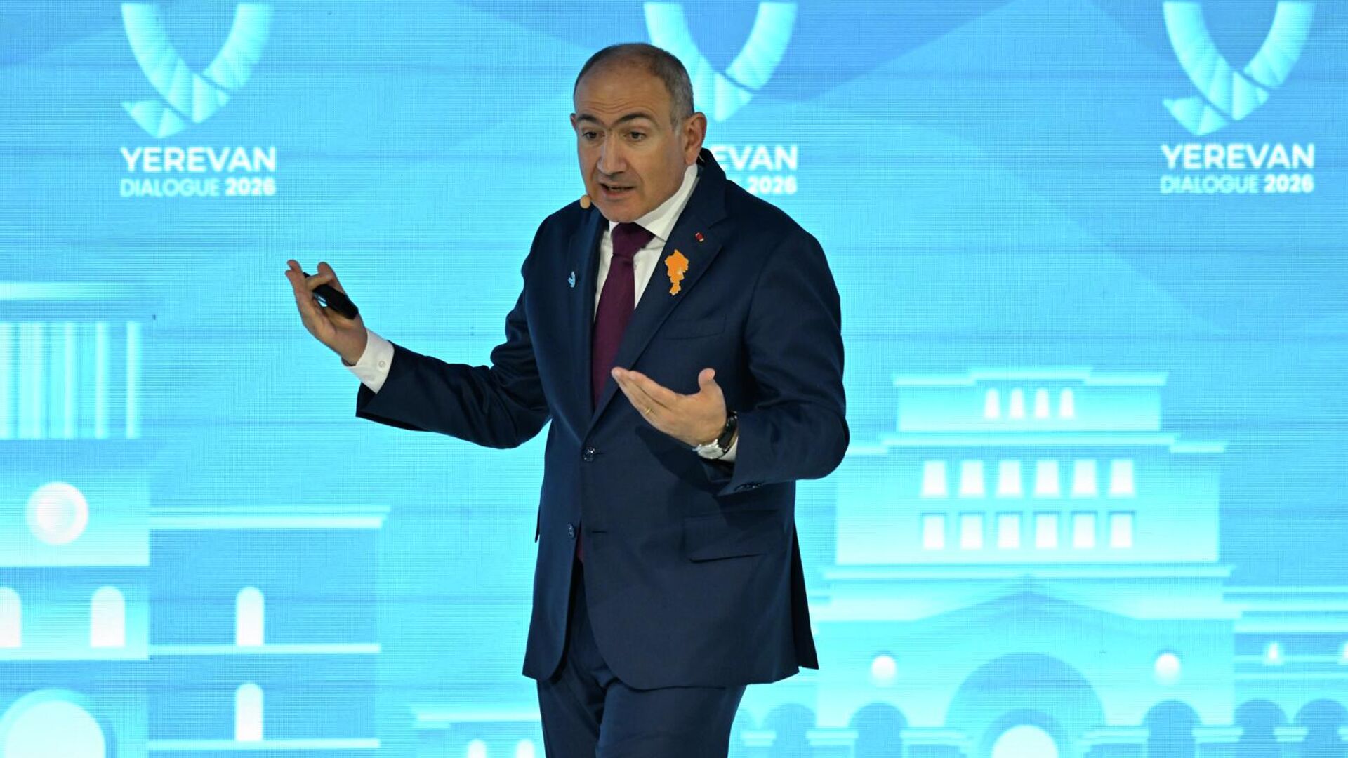 Премьер-министр Никол Пашинян выступает на инаугурационной сессии в первый день Ереванского диалога 2026 (5 мая 2026). Еревaн - Sputnik Армения, 1920, 05.05.2026
