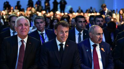 Президенты Армении и Франции Ваагн Хачатурян и Эммануэль Макрон, а также премьер-министр Никол Пашинян на инаугурационной сессии в первый день Ереванского диалога 2026 (5 мая 2026). Еревaн
