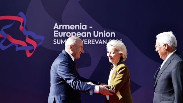 Премьер-министр Никол Пашинян с председателем Европейского совета Антонио Коштой и председателем Европейской комиссии Урсулой фон дер Ляйен в рамках первого саммита Армения-ЕС (5 мая 2026). Еревaн - Sputnik Армения