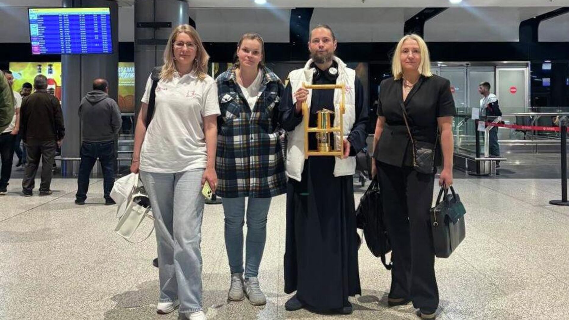 Священный символ памяти о подвиге героев ВОВ в Армению доставил иеромонах Фотий, его встретила заместитель руководителя Россотрудничество в Армении Екатерина Андреева (5 мая 2026). Еревaн - Sputnik Армения, 1920, 05.05.2026