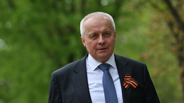 Посол РФ Сергей Копыркин на международной акции Сад памяти в парке Победы, где почётные гости, ветераны, студенты, волонтёры и жители города высаживают деревья в память о павших на фронтах Великой Отечественной войны (6 мая 2026). Ереван - Sputnik Армения