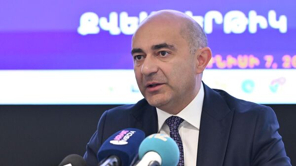 Лидер партии Просвещенная Армения Эдмон Марукян на предвыборном брифинге (7 мая 2026). Еревaн - Sputnik Армения