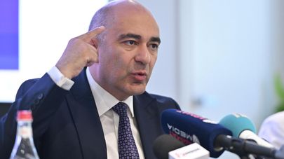 Лидер партии "Просвещенная Армения" Эдмон Марукян на предвыборном брифинге (7 мая 2026). Еревaн