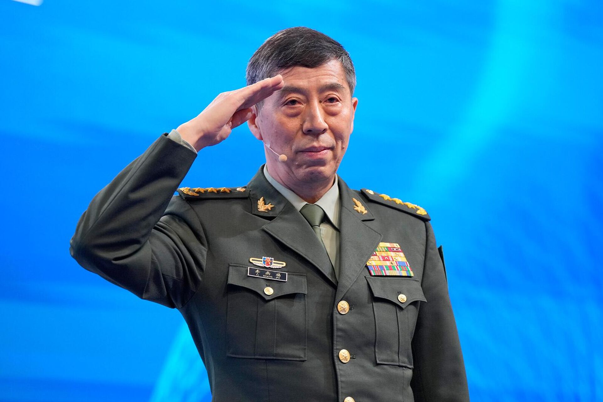 Министр обороны Китая Ли Шанфу отдает честь перед выступлением в последний день 20-го азиатского форума по обороне и безопасности Шангри-Ла Диалог (4 июня 2023). Сингапур - Sputnik Армения, 1920, 07.05.2026